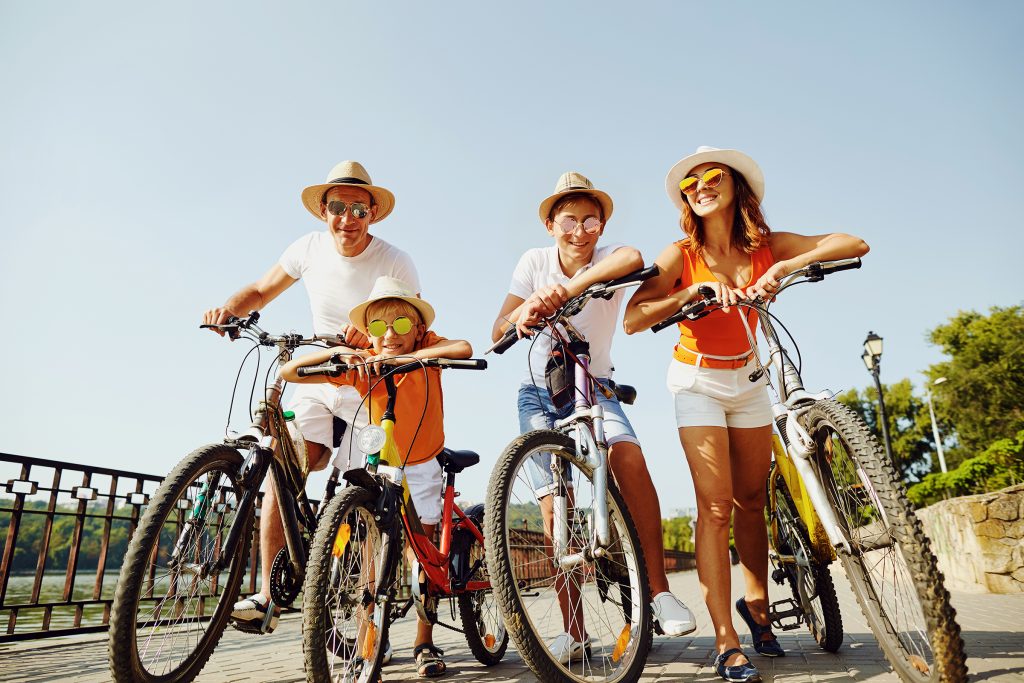 Eltern und Kinder beim Familienausflug mit Mountainbikes